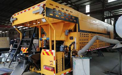 How does the asphalt gravel synchronous sealing truck spread gravel